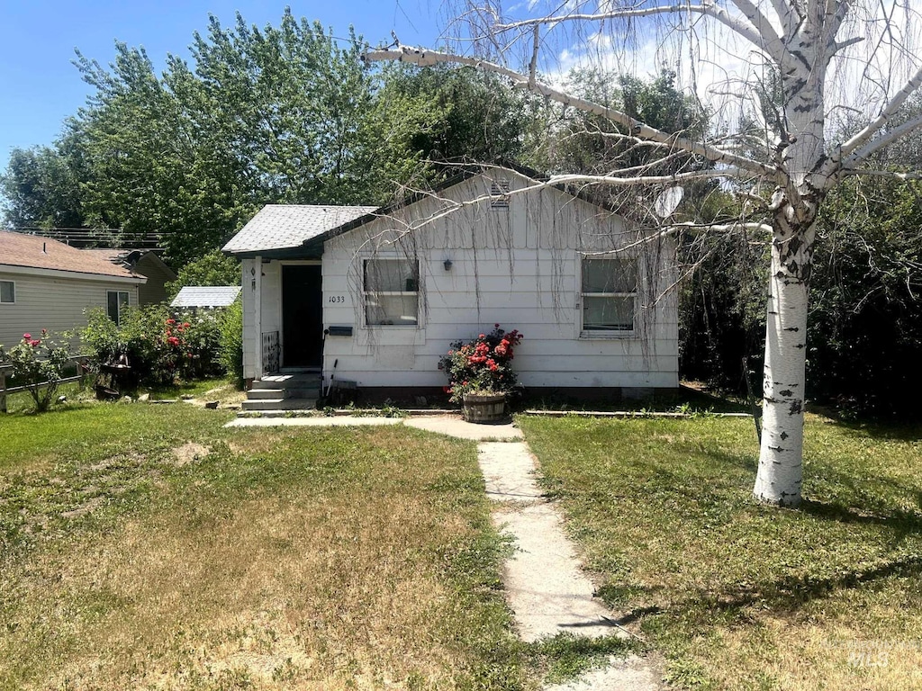 1033 Nevada St, Gooding, ID 83330 - view of front of house featuring a front lawn