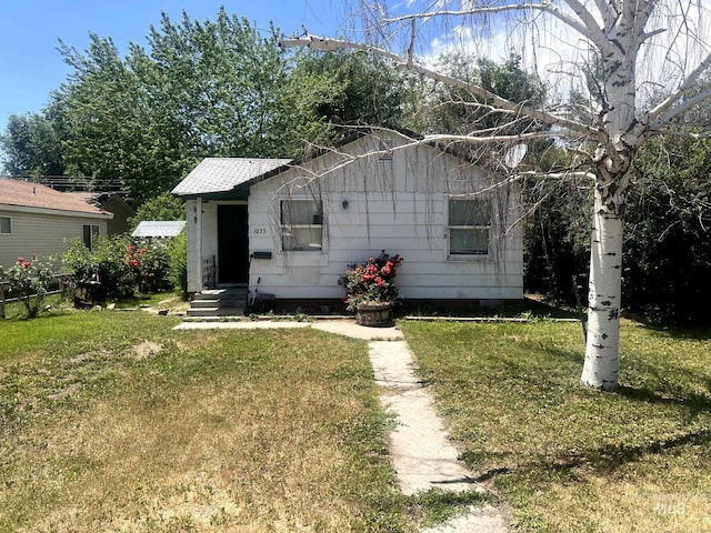 1033 Nevada St, Gooding, ID 83330 - view of front of house featuring a front lawn