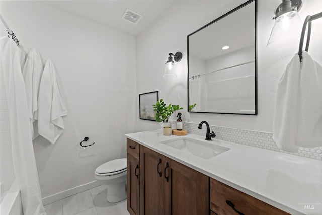 bathroom with a shower with curtain, vanity, and toilet