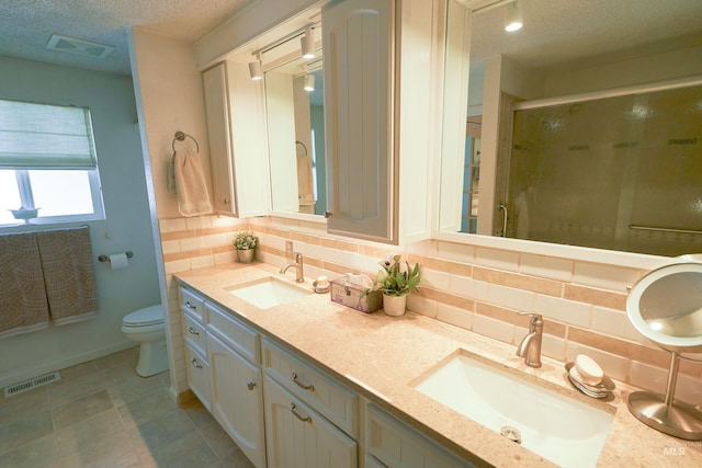 506 Fair Ln, Nampa, ID 83686 - bathroom featuring visible vents, backsplash, and a sink