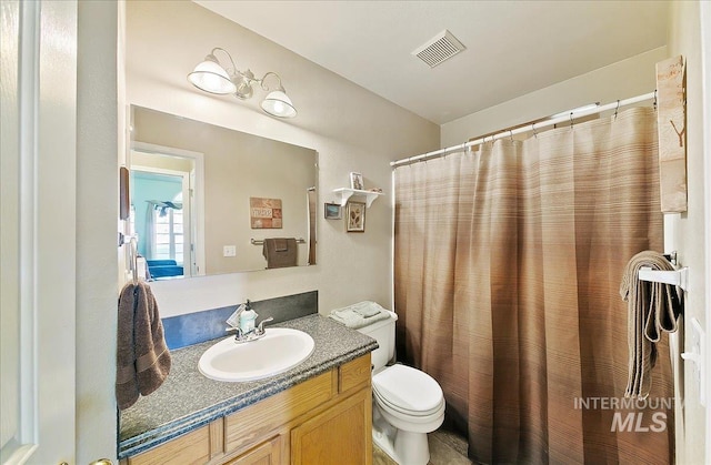 full bath with visible vents, a shower with shower curtain, toilet, and vanity