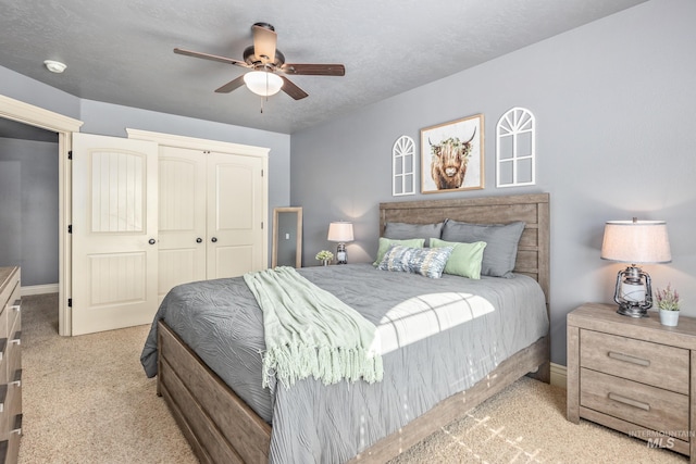 bedroom featuring carpet, baseboards, ceiling fan, and a closet