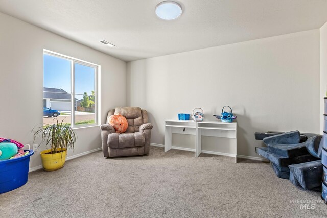 living area with carpet floors and baseboards