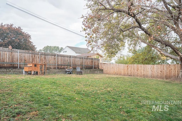 view of yard featuring a fenced backyard