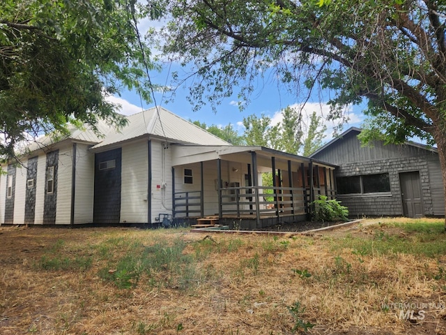82 NW 3rd St, Ontario, OR 97914 - ranch-style home featuring a porch