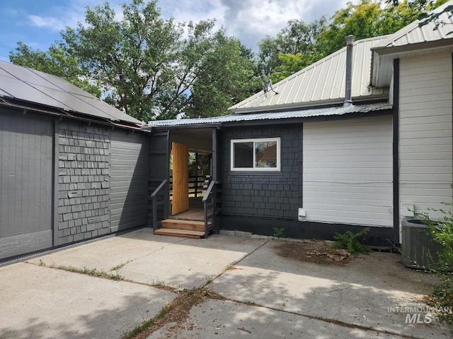 82 NW 3rd St, Ontario, OR 97914 - doorway to property featuring a patio area and a metal roof
