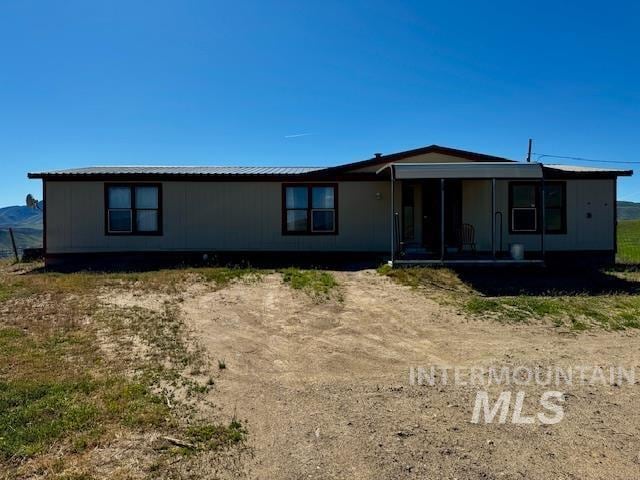 manufactured / mobile home featuring metal roof