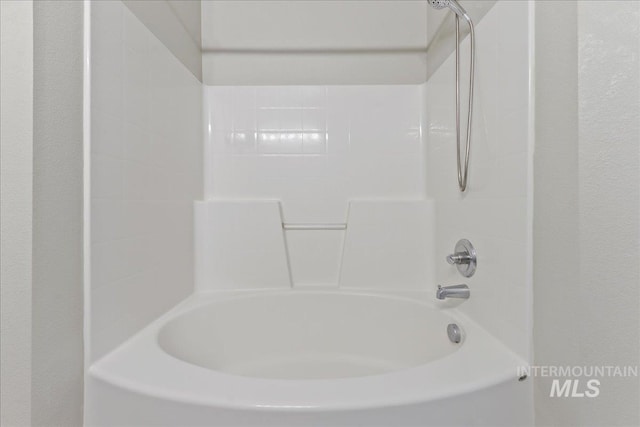 bathroom with bathtub / shower combination