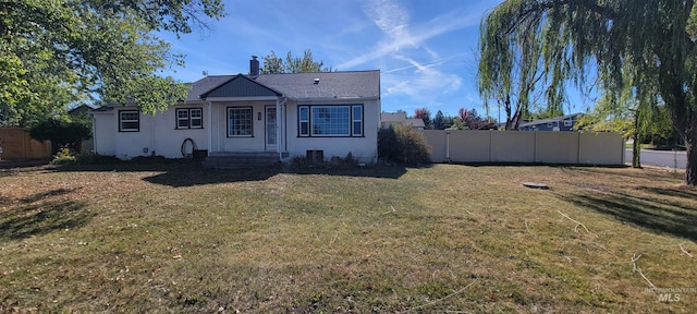 view of front facade with a front lawn