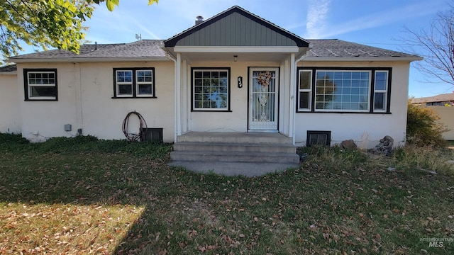 view of front of house with a front lawn