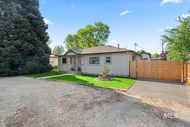 view of front of property featuring fence and a front yard