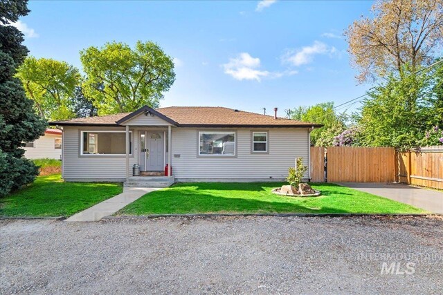 view of front of home with fence and a front yard