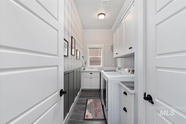 3090 NW 13th St, Meridian, ID 83646 - washroom featuring dark wood-style flooring, independent washer and dryer, visible vents, cabinet space, and a sink