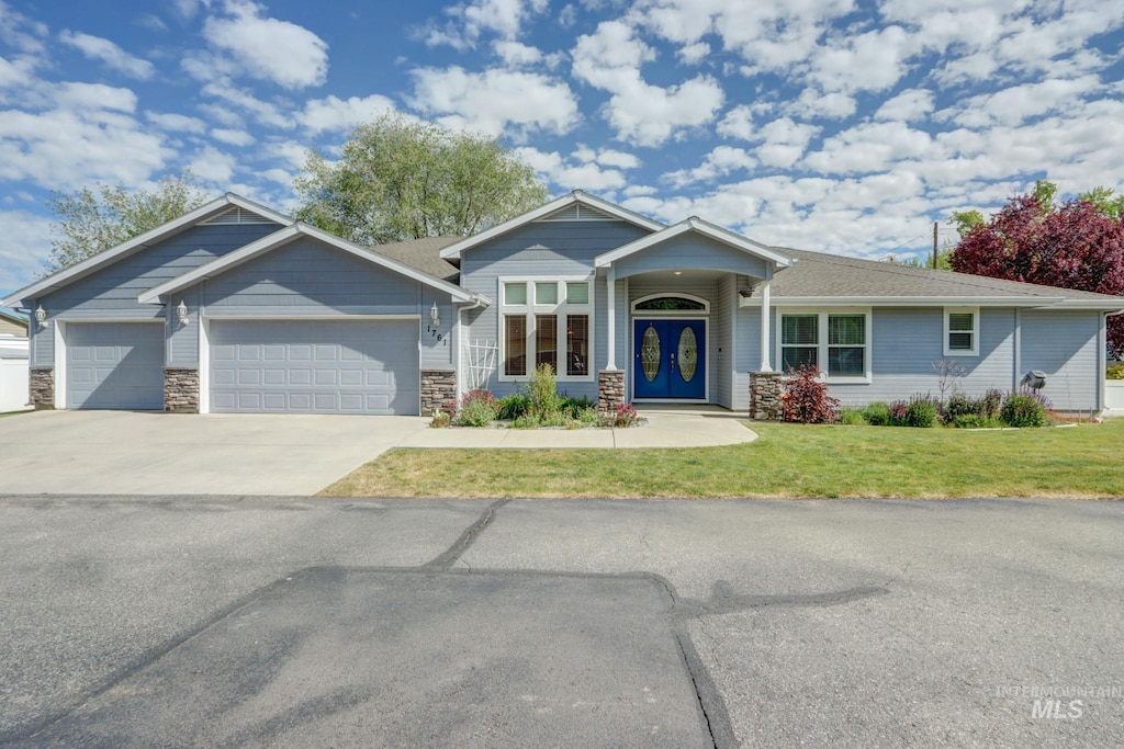 view of front of house featuring a garage and a front yard