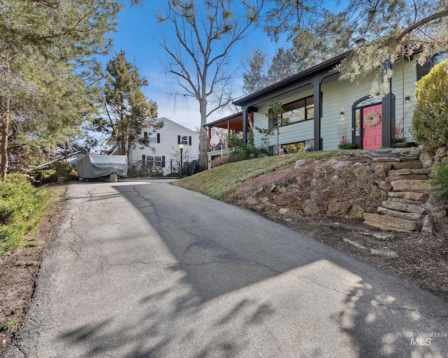 view of front of house with covered porch and aphalt driveway