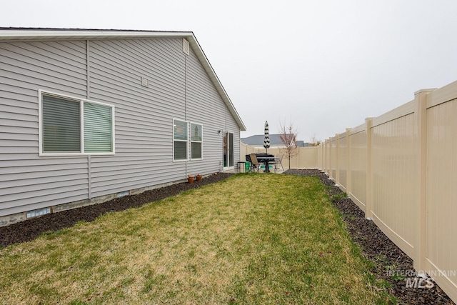 view of yard featuring a fenced backyard