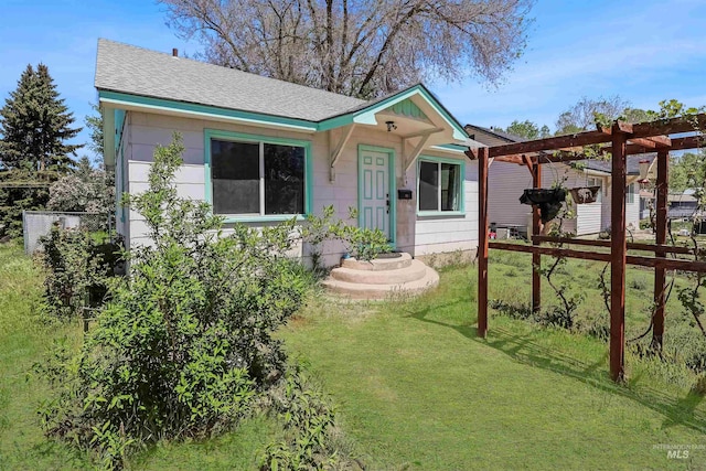 116 6th Ave E, Jerome, ID 83338 - view of front of home featuring a shingled roof and a front lawn