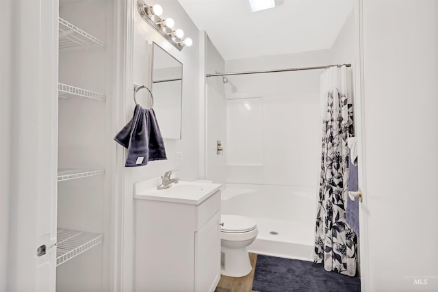 116 6th Ave E, Jerome, ID 83338 - bathroom featuring a shower with shower curtain, vanity, toilet, and wood finished floors