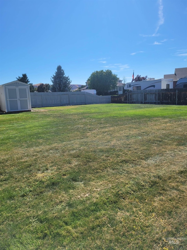 view of yard featuring a storage shed