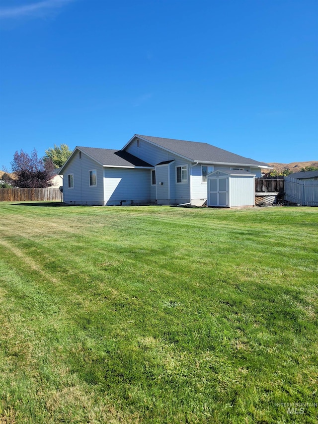 back of house featuring a lawn