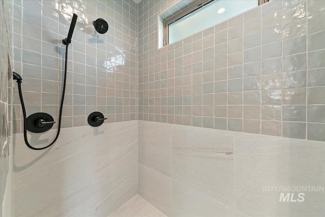 bathroom featuring tiled shower