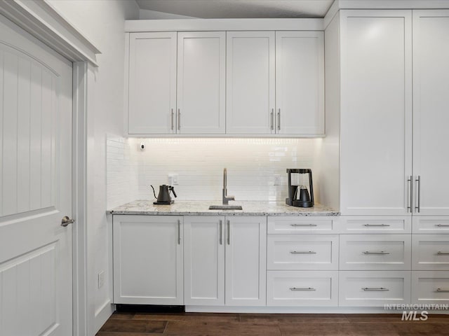 2510 N 24th St, Boise, ID 83702 - bar area with tasteful backsplash and dark wood-type flooring
