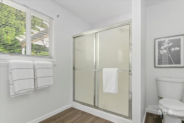 5692 S Flax Pl, Boise, ID 83716 - full bath featuring baseboards, wood finished floors, toilet, and a shower stall