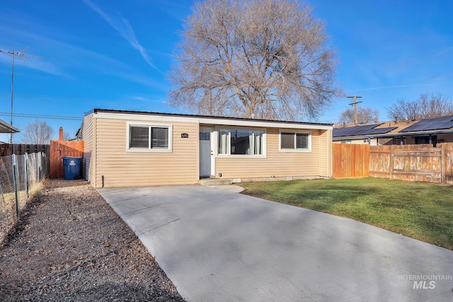 single story home with a front yard