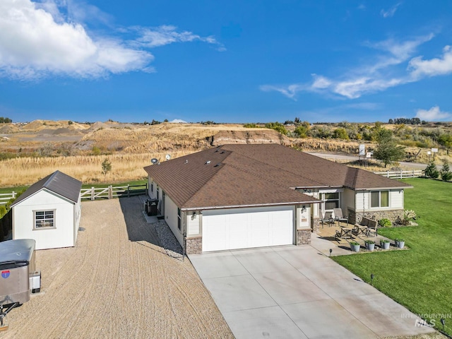 view of front facade featuring a mountain view, a front yard, and a garage