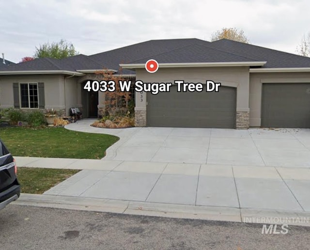 view of front of home featuring a garage and a front yard