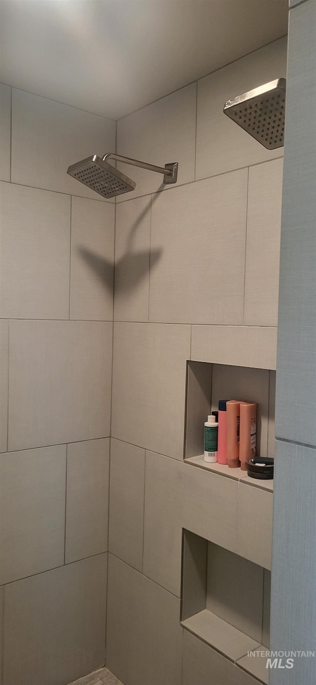 bathroom featuring a tile shower