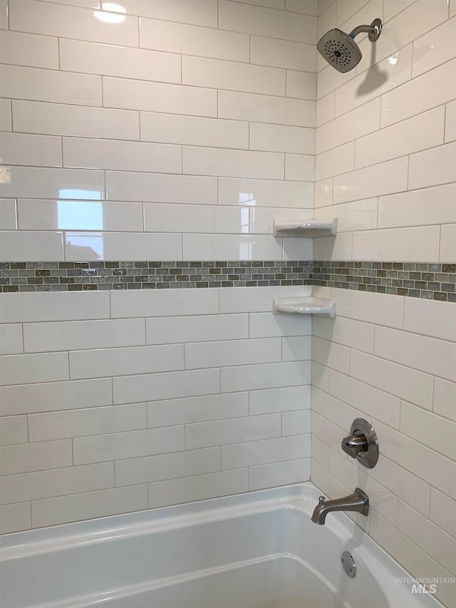 bathroom with tiled shower / bath