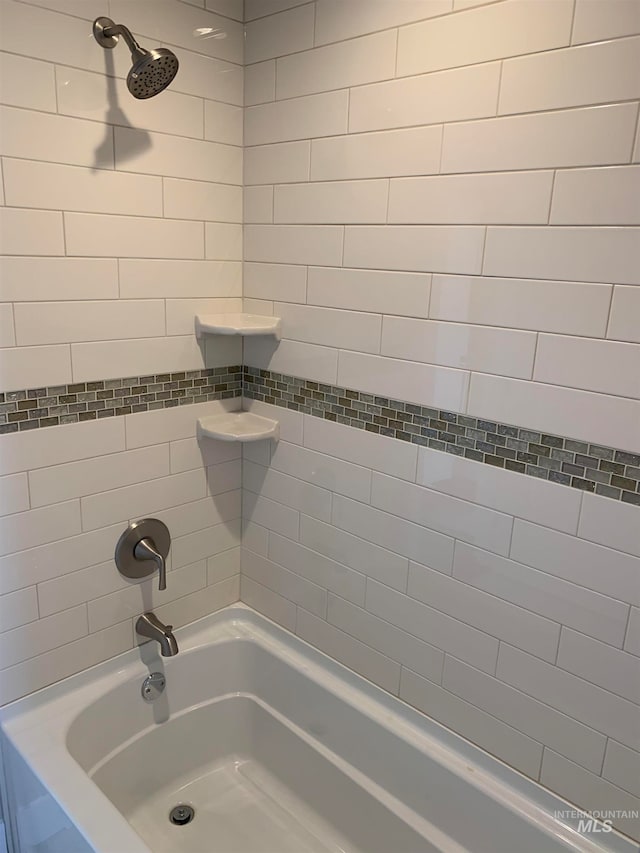 bathroom with tiled shower / bath