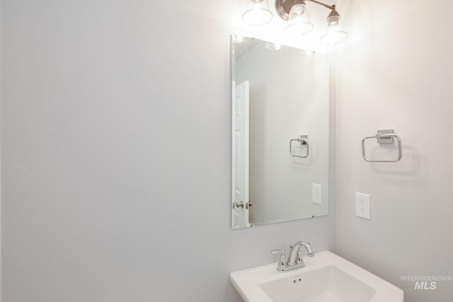 bathroom featuring sink