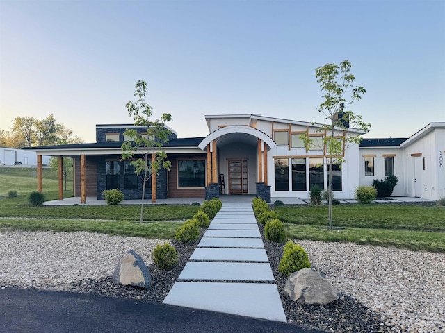 view of front of property with a front yard