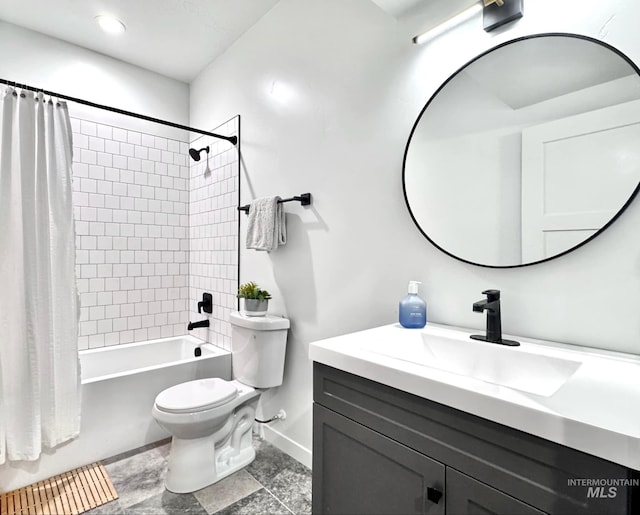 bathroom with toilet, vanity, shower / bath combo with shower curtain, baseboards, and recessed lighting