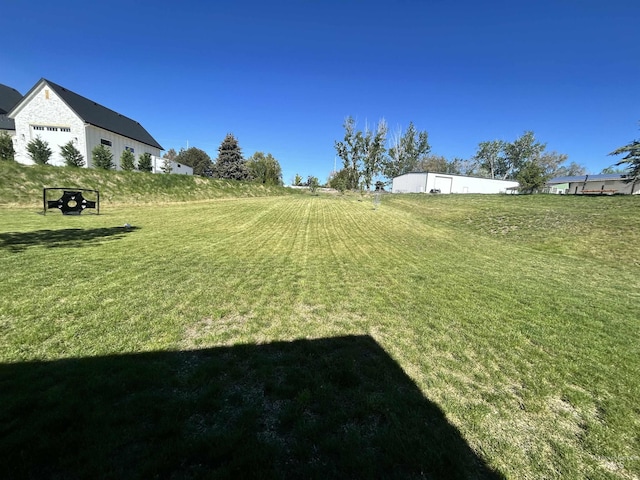 view of green lawn