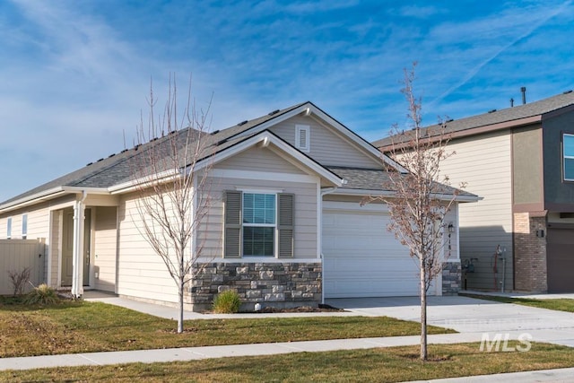 view of front of home featuring a front yard and solar panels