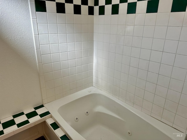 408 Walnut St, Nezperce, ID 83543 - full bath with a textured wall and a tub with jets