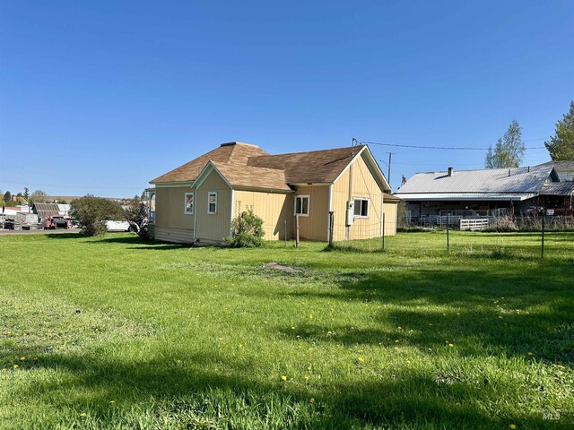 408 Walnut St, Nezperce, ID 83543 - rear view of property with fence and a yard