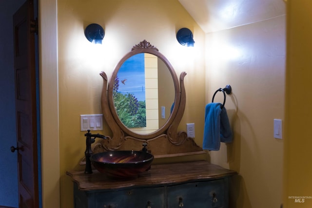 2771 S 850 E, Hagerman, ID 83332 - bathroom with vanity and lofted ceiling