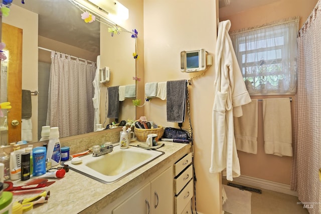 full bath featuring visible vents, vanity, and a shower with curtain