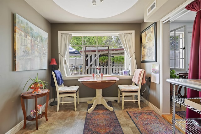 dining area featuring visible vents and baseboards