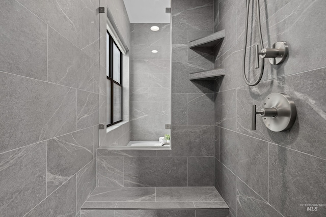 bathroom featuring tiled shower