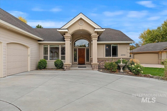 view of front of property featuring a garage