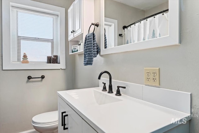 full bathroom with a shower with curtain, toilet, and vanity