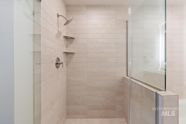 bathroom featuring a tile shower