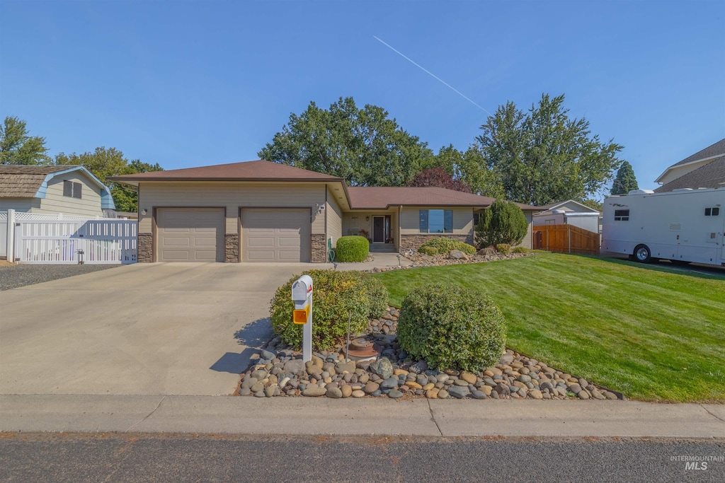 single story home featuring a front lawn