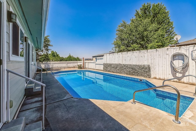 view of swimming pool