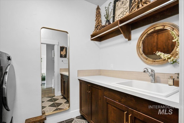 8701 W Suttle Lake Dr, Boise, ID 83714 - clothes washing area with a sink and washer / dryer